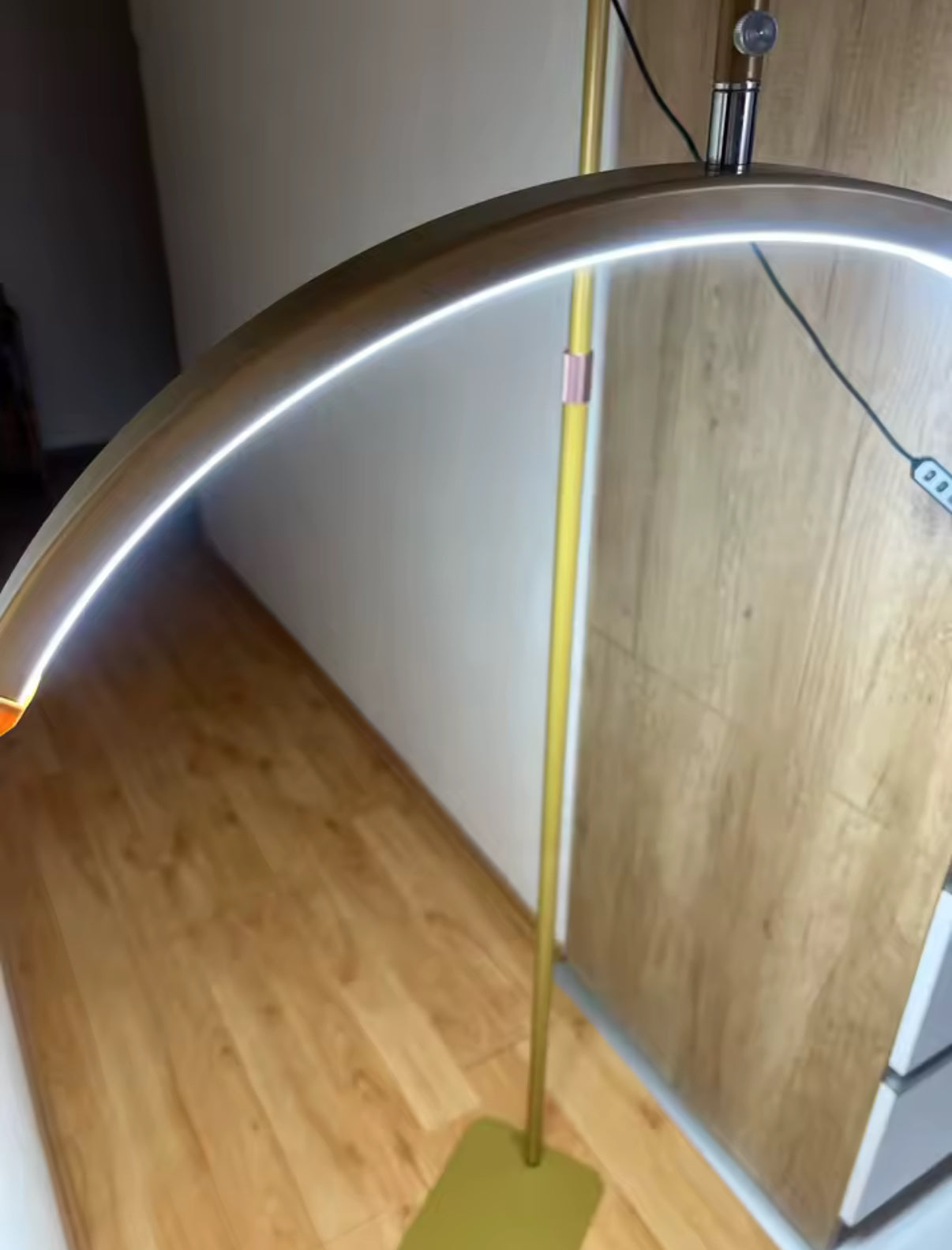 Angel Beauty – Professional LED Half Moon Lamp